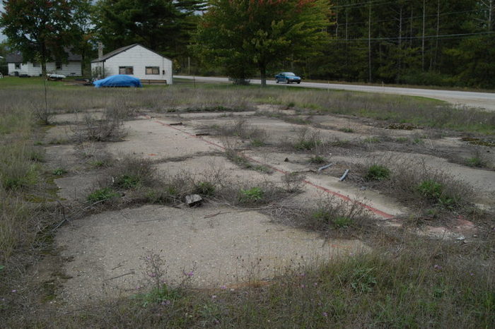 Hilltop Drive-In Theatre - September 2003 Photo (newer photo)